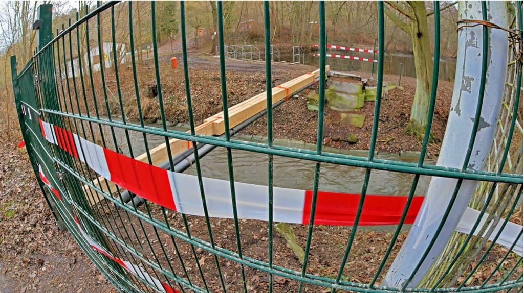 Die Brücke am Gondelteich in Aschersleben wurde abgerissen.