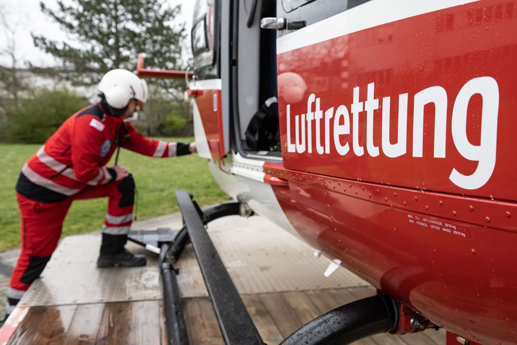 Der Schriftzug „Luftrettung“ ist an einem Hubschrauber der DRF-Luftrettung zu sehen.