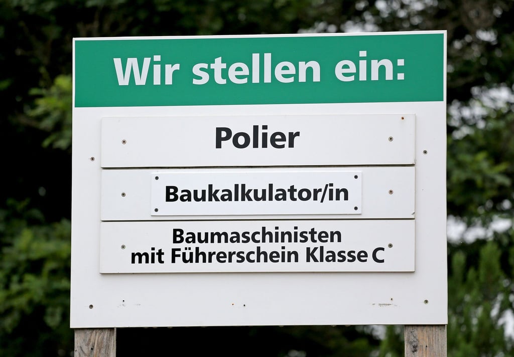 Ein Schild weist auf freie Stellen für Fachkräfte auf dem Bau hin.