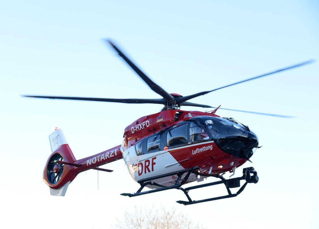Ein Hubschrauber der DRF Luftrettung im Einsatz.