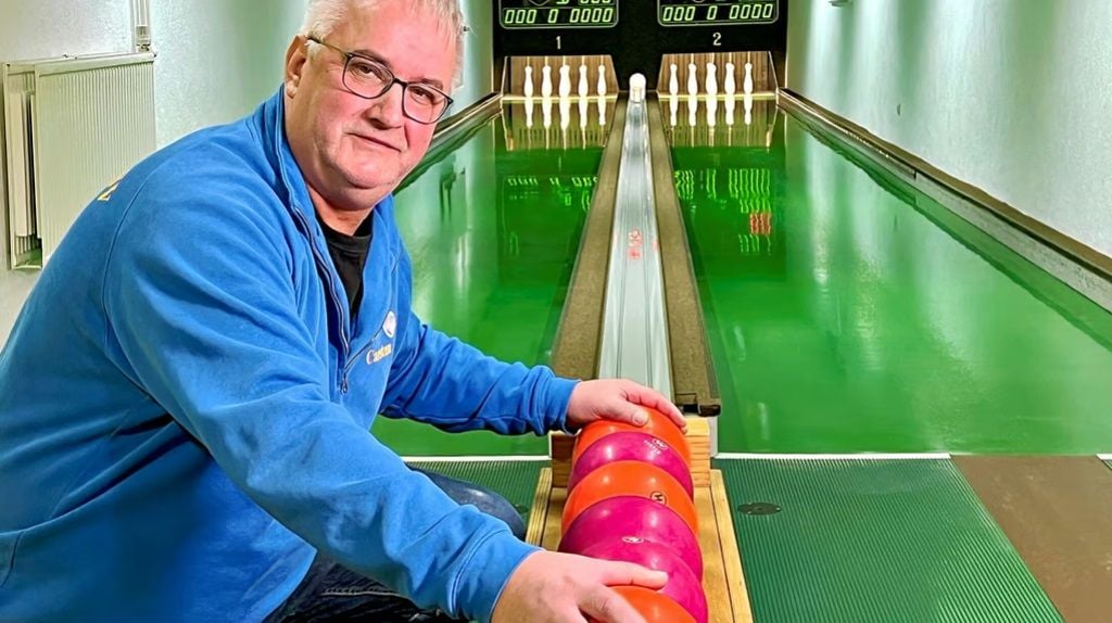 Goldene Ehrennadel Carsten Radicke war langjähriger Vorsitzender des Schackstedter Sportvereins. Seine Vereinskameraden haben ihn mit einer Ehrung überrascht.