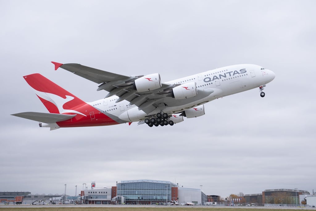 Ein Airbus A380 von Qantas Airways startet vom Flughafen Dresden.
