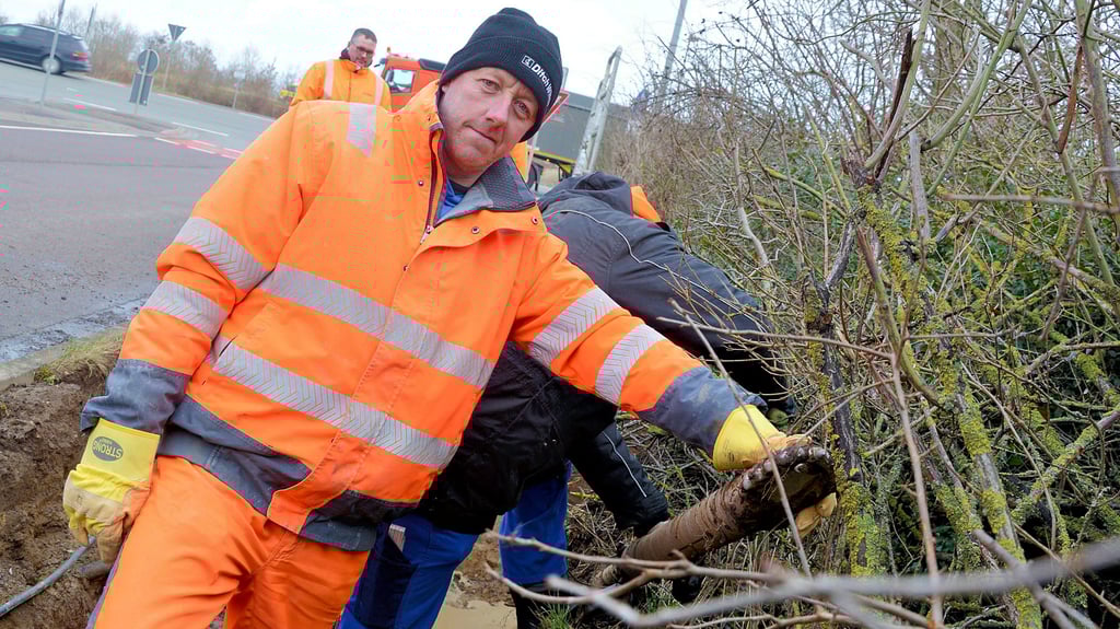 Stefan Pennigstorfs hilft bei den Arbeiten unter dem Mittellandkanal beim Abmontieren des Bohrkopfes.