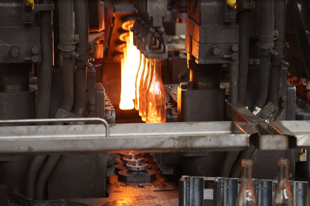 Glasflaschen werden in der Wiegand-Glashüttenwerke GmbH produziert.