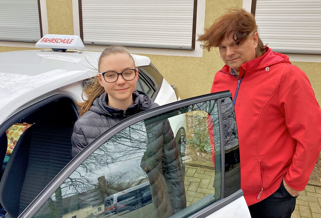 Angelina Barthel aus LInda macht sich bereit für die nächste Fahrstunde bei Peter Richter in der Fahrschule LHS in Jessen.