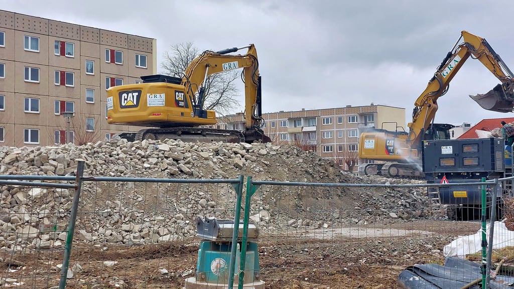 Ein WGH-Wohnblock in der Halberstädter Juri-Gagarin-Straße ist direkt vor der Nase der Familie Boenigk, die als letzte Mieter das Gebäude dahinter bewohnen (links oben), breits abgerissen worden.