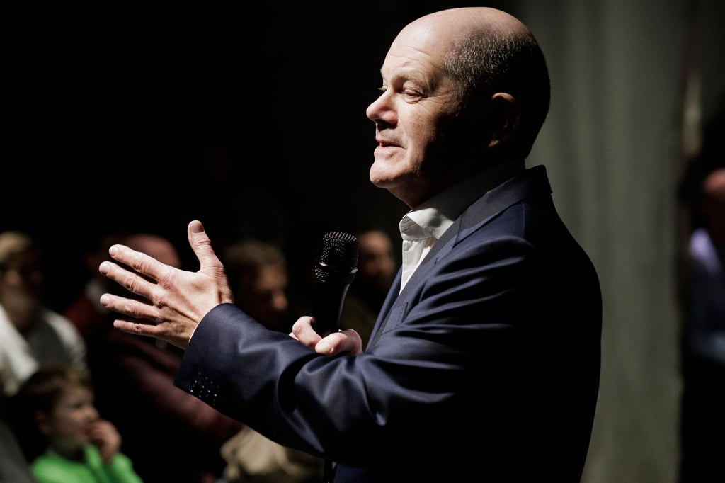 Bundeskanzler Olaf Scholz bei einem Gespräch in seinem Wahlkreis als SPD-Bundestagsabgeordneter.