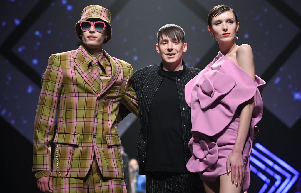 Der Designer Kilian Kerner kommt nach seiner Show in der Verti Music Hall zwischen den Models auf den Laufsteg.