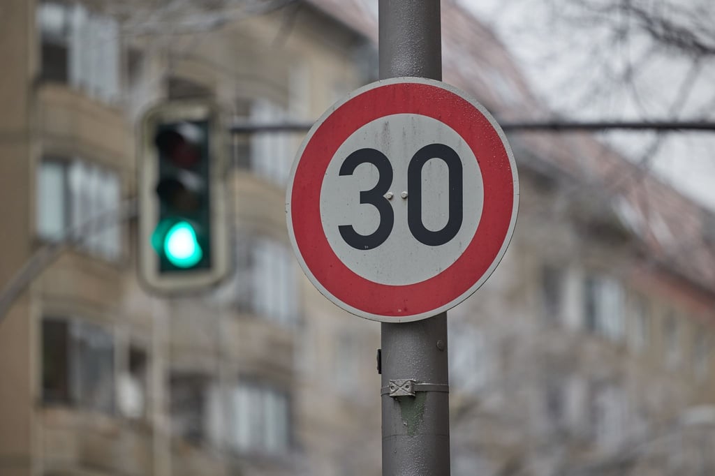 Ein Schild weist Autofahrer auf der Torstraße auf Tempo 30 hin.
