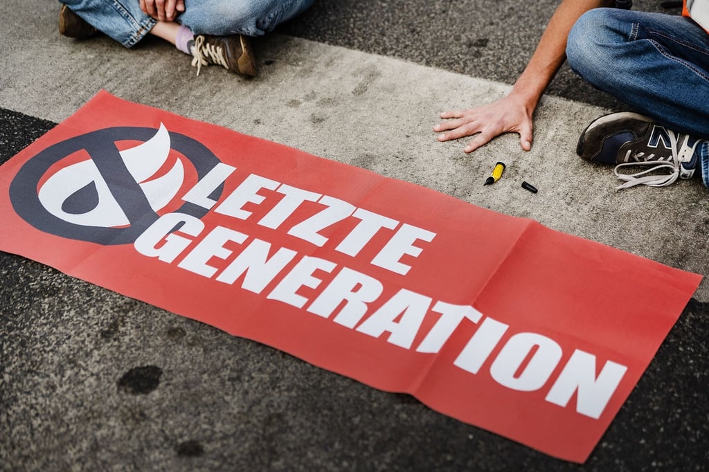 Ein Aktivist der Letzten Generation klebt seine Hand auf einer Straße fest. Solche Klebeaktionen hat die Gruppe inzwischen aufgegeben - und nun eine Kandidatur für das Europaparlament angekündigt (Archivbild).