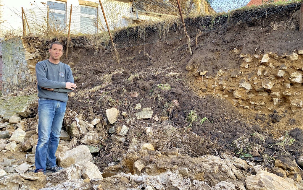 Torsten Koschitzki vor den Resten der Mauer, die sein Grundstück umgab und Ende Dezember eingestürzt war.