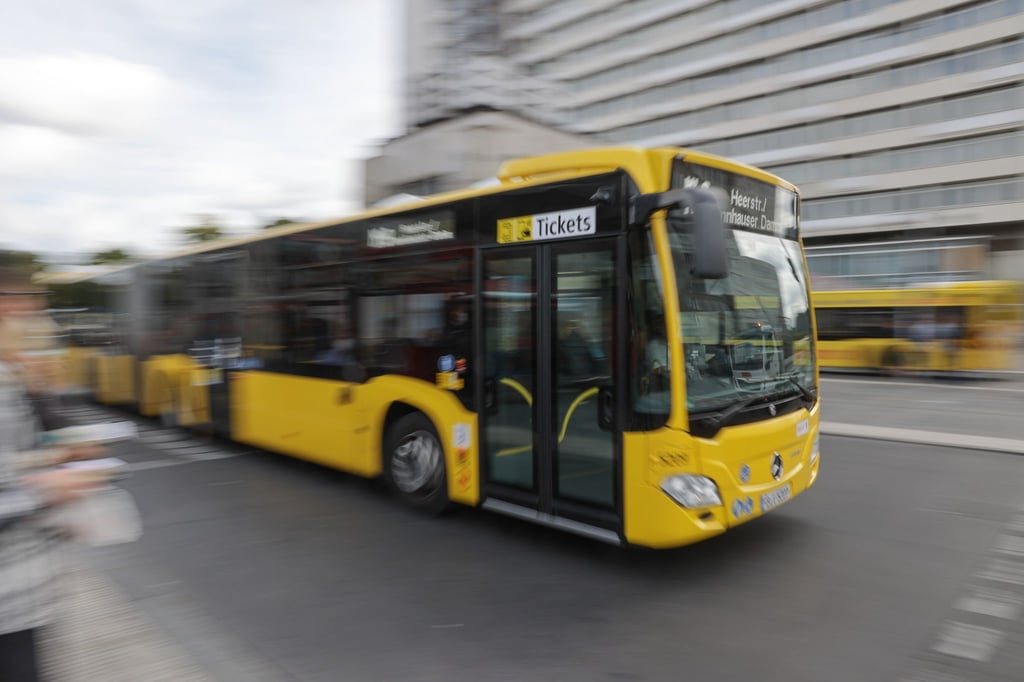 Ein Bus der Berliner Verkehrsbetriebe (BVG) fährt am Zoologischen Garten vorbei.