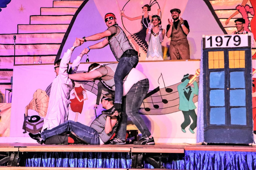 Womit werden diesmal das Männerballett (im Bild) und die anderen Tanzgruppen des Holzdorfer Karnevals Clubs das Publikum in der Mehrzweckhalle in Holzdorf-Ost überraschen? Wer am Sonnabend dabei ist, erfährt es zuerst.
