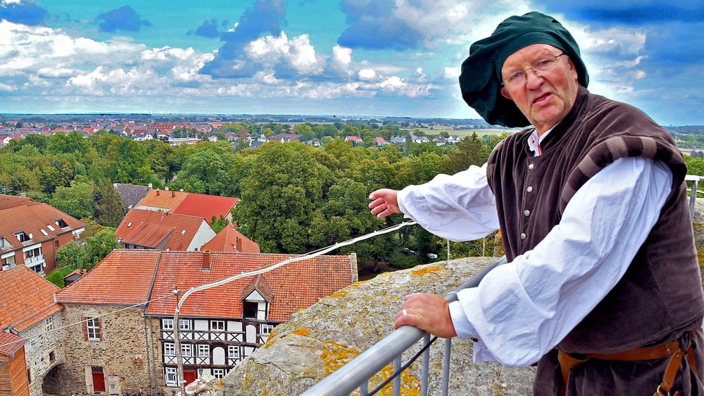 Vom Burgturm schaut Jörg Kunau auf Oebisfelde. Er schlüpft bei Veranstaltungen in die Rolle des Rolands.