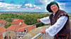 Vom Burgturm schaut Jörg Kunau auf Oebisfelde. Er schlüpft bei Veranstaltungen in die Rolle des Rolands. 