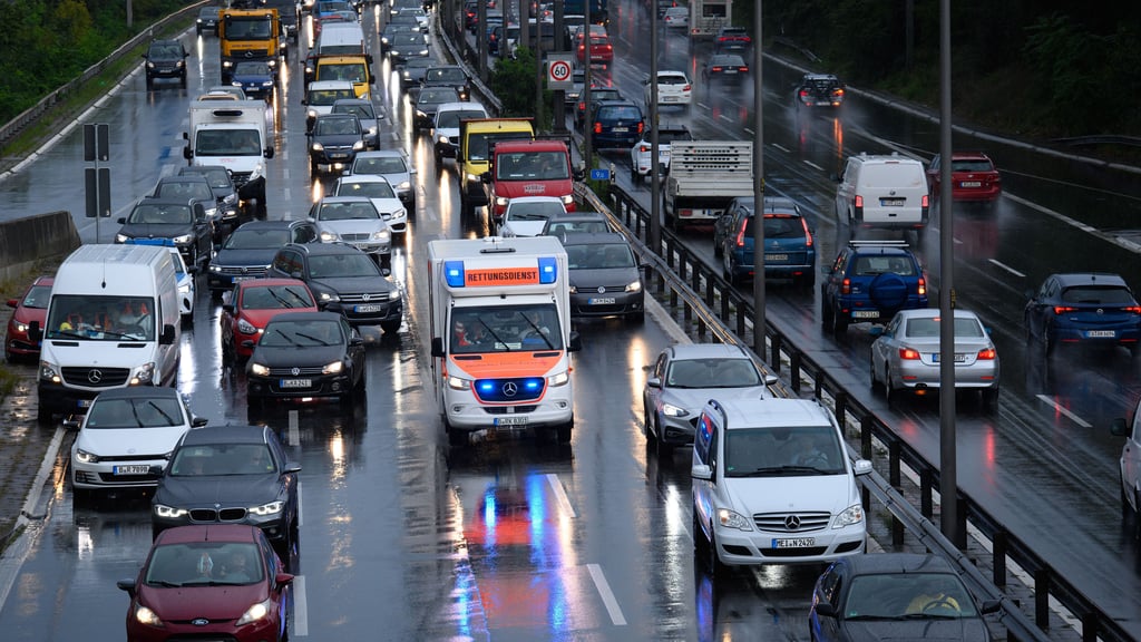 Die Polizei bittet darum, auf der A14 bei Halle eine Rettungsgasse zu bilden.
