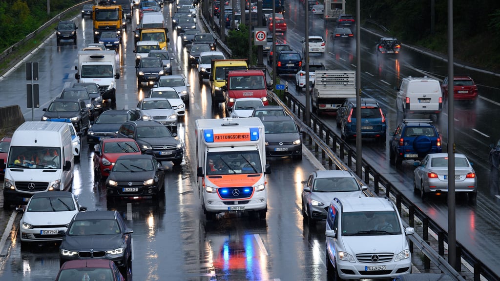 Die Polizei bittet darum, auf der A14 bei Halle eine Rettungsgasse zu bilden.