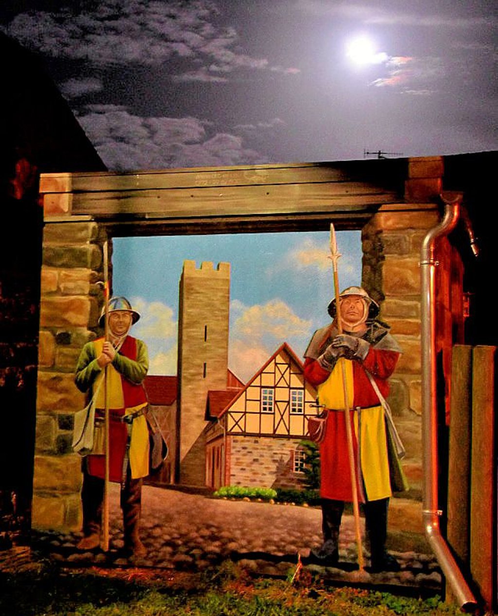 Zwei stattliche Torwächter begrüßen die Besucher der Burg seit Juni 2023.