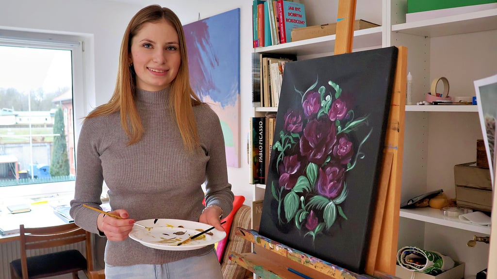 Amelie Smolka ist seit einem Jahr in Havelberg bei der Malwerkstatt aktiv. Motive aus der Natur malt sie gern, das Blumenbild auf der Staffelei wird Teil der Jahresausstellung werden.