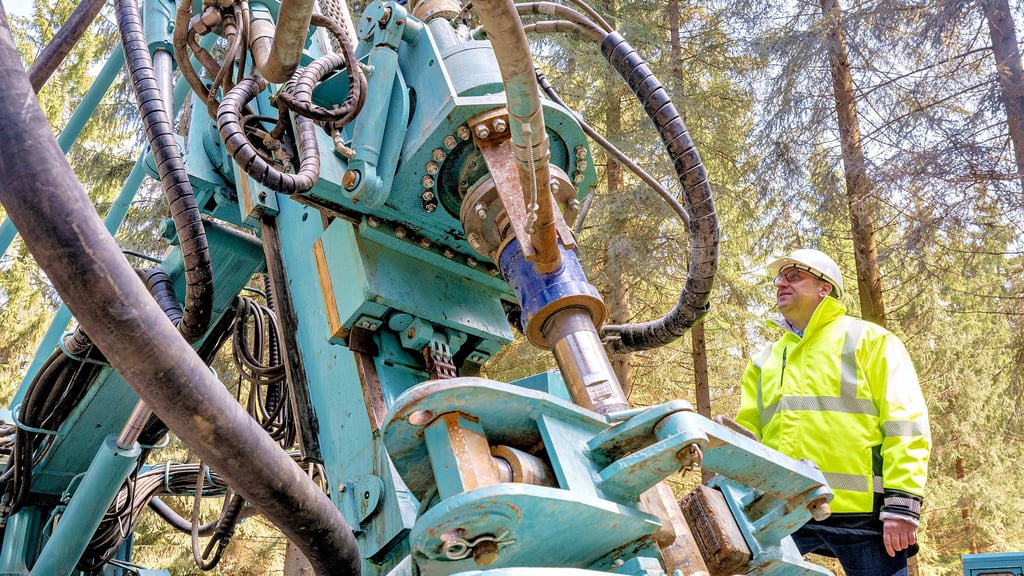 Arbeiten für eine Tiefenbohrung zur Erkundung einer Zinn-Lagerstätte in Sachsen. Im Altmarkkreis könnte es zu Bohrungen nach Lithium kommen.