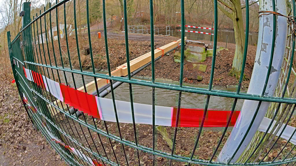 Die Brücke am Gondelteich in Aschersleben wurde abgerissen.