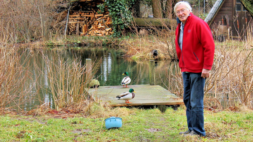 Werner Förster am hauseigenen Teich. Auf dem großen Grundstück gibt es immer etwas zu tun.