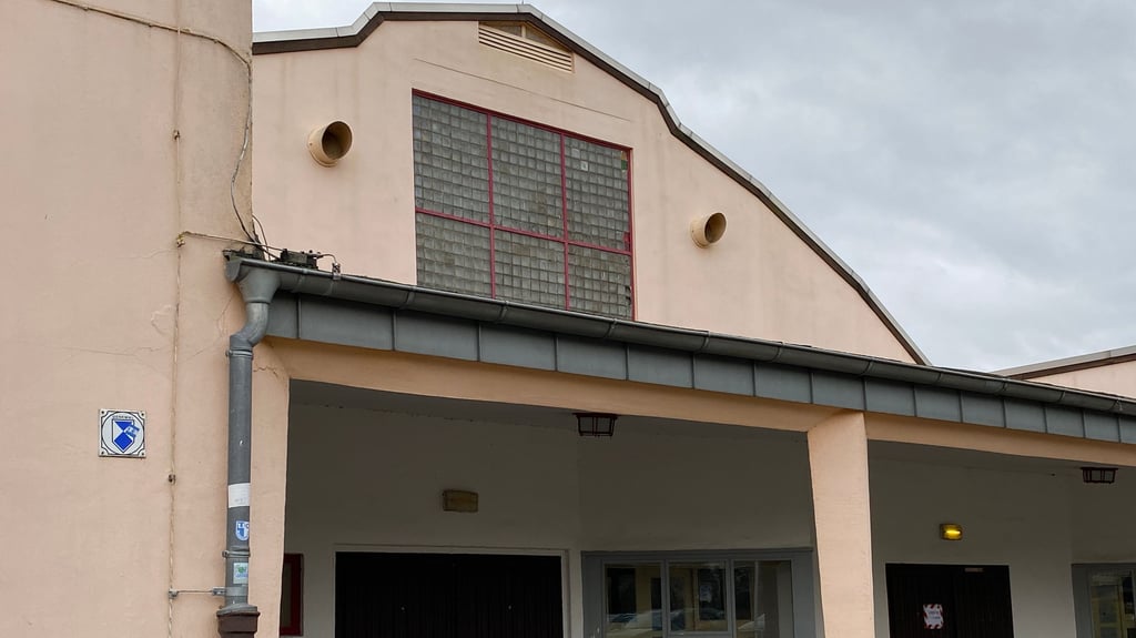 Blick auf den Eingang der Hermann-Gieseler-Halle Magdeburg. Auch das Zeichen für den Denkmlaschutz ist zu sehen.