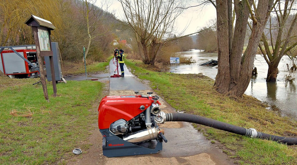 Die Freiwillige Feuerwehr Wangen reinigt den Unstrut-Radweg. Er wird nicht nur von Zweirädern genutzt, sondern auch von Müttern mit Kinderwagen oder Senioren mit Rollatoren.