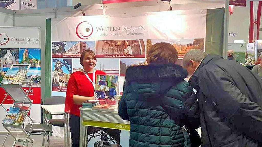 Wie hier 2023 wirbt die WelterbeRegion Anhalt-Dessau-Wittenberg mit ihren Mitgliedern – darunter die Tourist-Info Zerbst (im Bild Leiterin Anne Höppner) – derzeit auf der Reisen & Caravaning Hamburg für die Region.