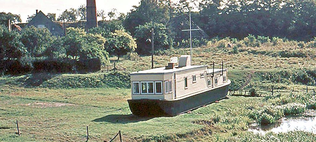 Um 1960: Blick auf das Anglerheim, im Hintergrund der Schornstein von Adolf Netzbands Ziegelei und das Ziegelmeisterhaus.