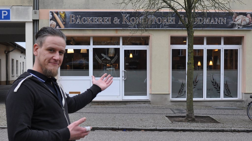 Philip Rhodmann vor dem neuen Standort der Bäckerei in Genthin am Marktplatz.