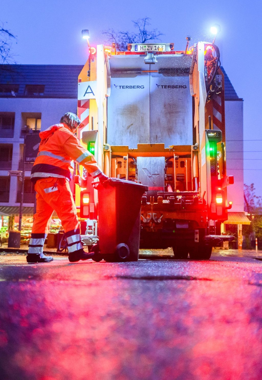 Müllentsorger untewegs.