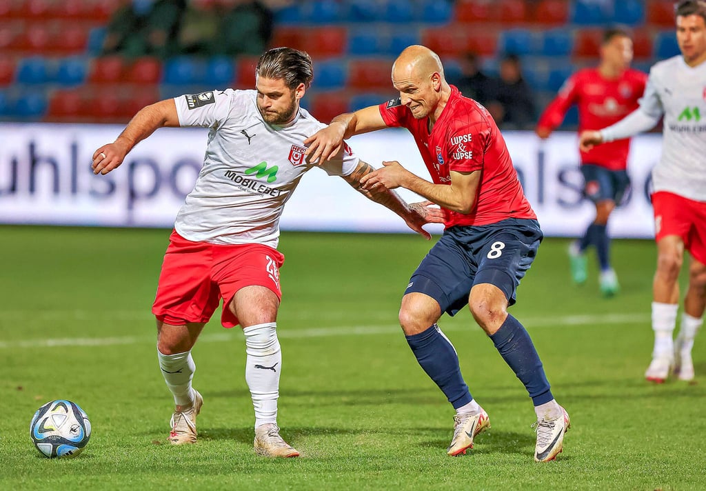 HFC-Stürmer Dominic Baumann (l.) im Zweikampf gegen Hachings Manuel Stiefler.