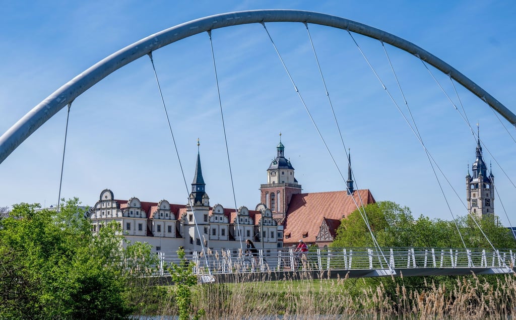Historische Gebäude von Dessau-Roßlau sind unter der Tiergartenbrücke zu sehen.
