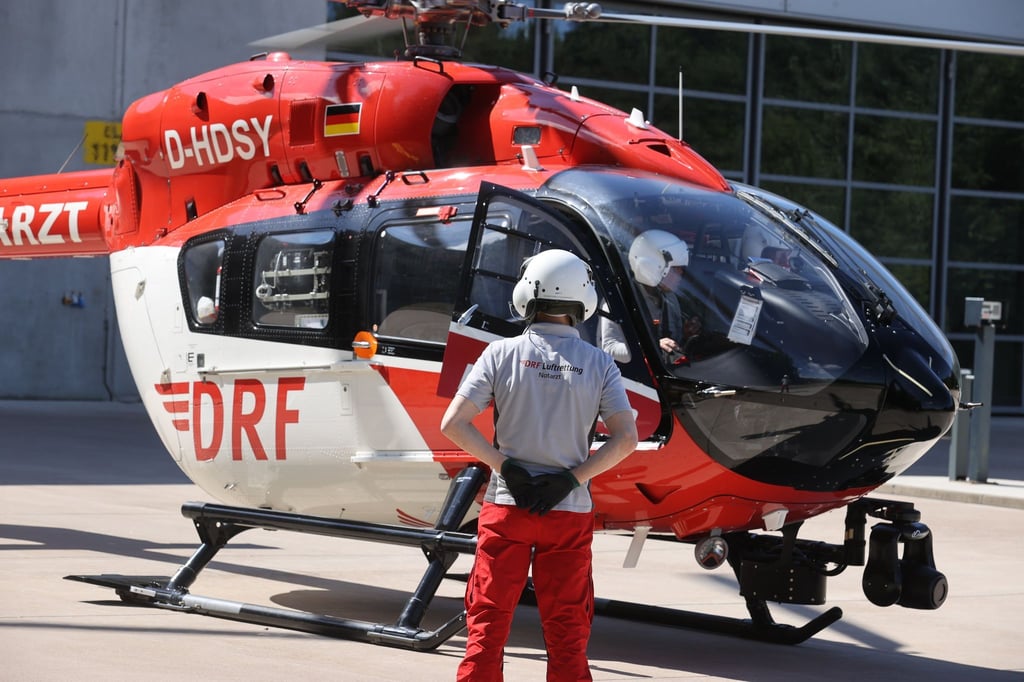 Pilot und Notarzt bereiten den Start des Rettungshubschraubers "Christoph Thüringen" zu einem Notfall-Einsatz vor.