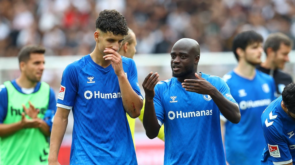 Der 1. FC Magdeburg hat im Mittelfeld viele verschiedene Optionen. Ein Spieler scheint gesetzt, während FCM-Kapitän Amara Condé (r.) um seinen Platz bangen muss.