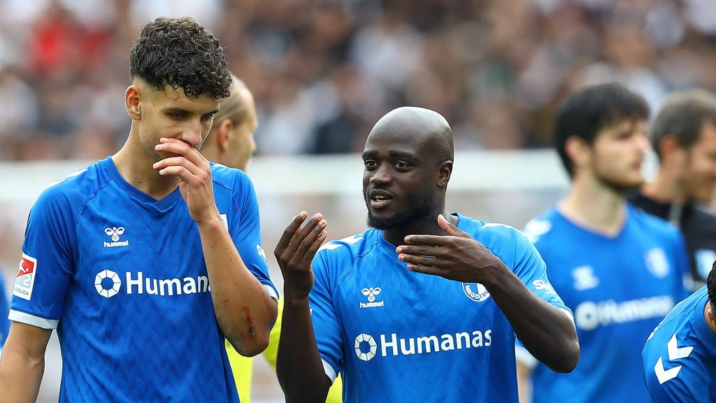 Der 1. FC Magdeburg hat im Mittelfeld viele verschiedene Optionen. Ein Spieler scheint gesetzt, während FCM-Kapitän Amara Condé (r.) um seinen Platz bangen muss.