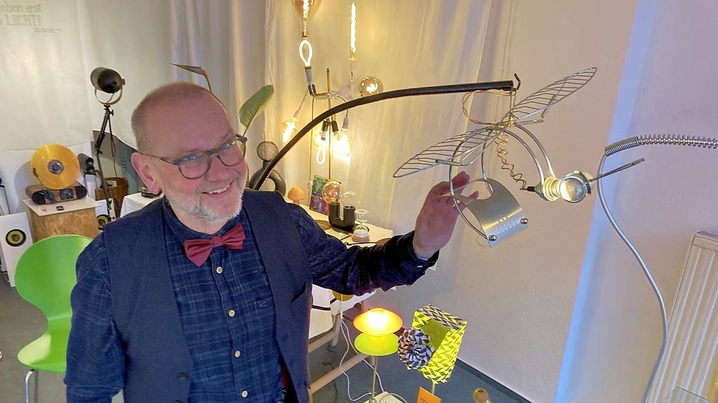 Eine Ausstellung unter anderem mit Leuchtobjekten zeigt noch bis zum 13. Februar Hartmut Zander im „Kunst.Projekt.Raum“ in Wittenbergs Altstadt.