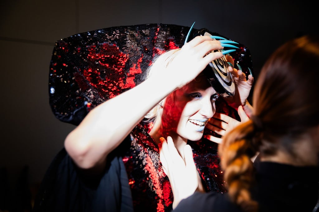 Ein Model wird im Backstagebereich für die Glück Fashion Show vorbereitet.