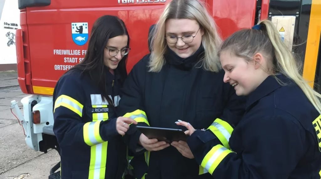 Um neue Mitglieder für die Hoymer Kinder- und Jugendfeuerwehr zu rekrutieren, haben Jessica Richter, Antonia Maahs und Josephine Heim (von links) ein Werbevideo gedreht.