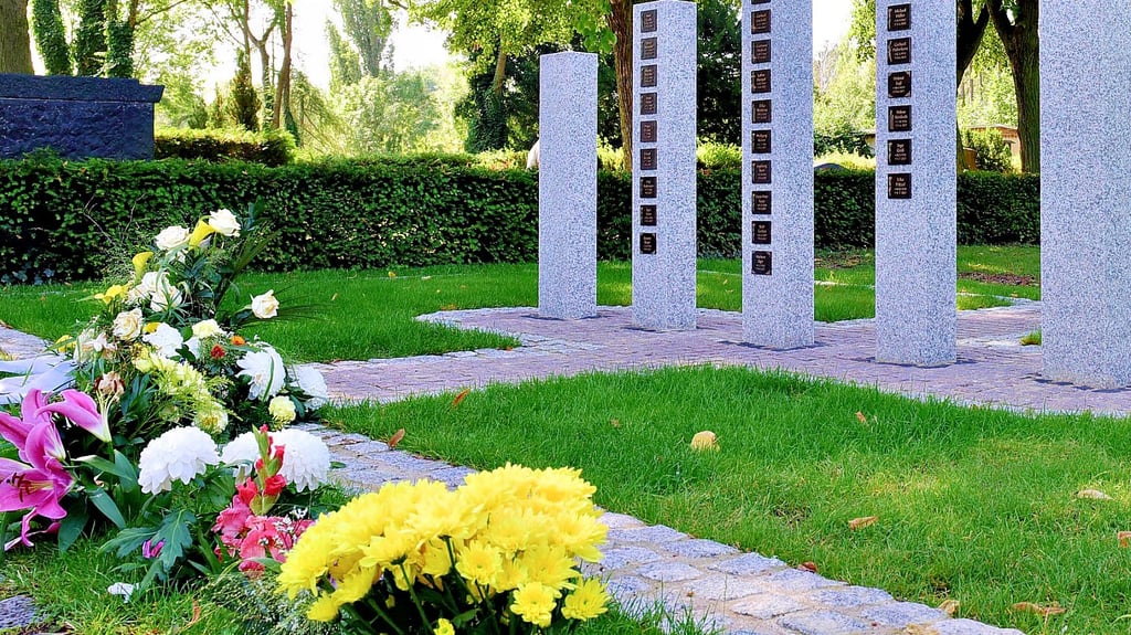Von den Grabstelen auf dem Hettstedter Hauptfriedhof wurden die Bronzeplatten gestohlen.