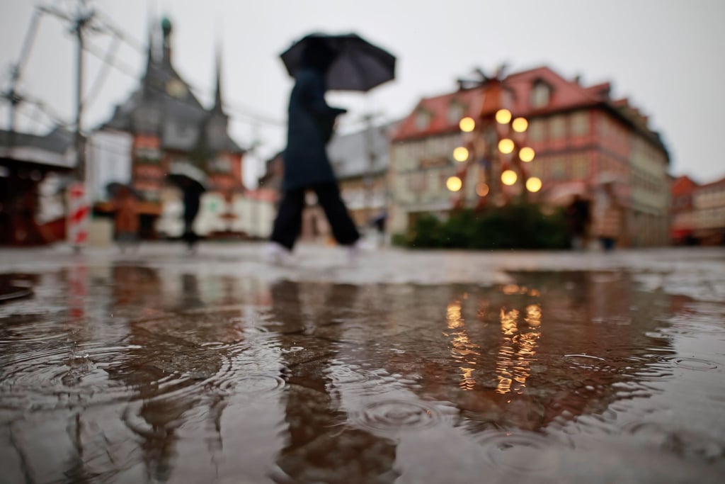 Regenwasser steht auf dem Marktplatz von Wernigerode.