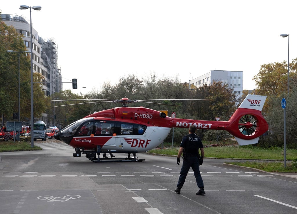 Ein Rettungshubschrauber der Luftrettung (DRF) steht auf einer Kreuzung an der Bundesallee in Berlin-Wilmersdorf.