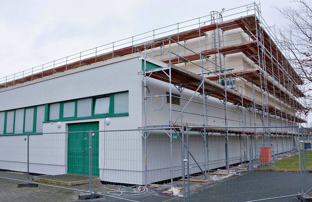 Die Fassadensanierung der Klötzer Hegefeldhalle ist abgeschlossen. Es folgen noch Arbeiten am Dach der Immobilie.