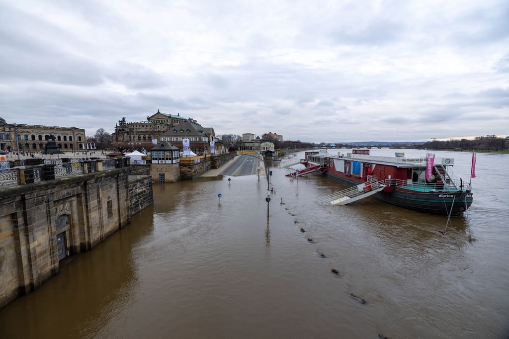 Der Theaterkahn liegt in der Elbe am überfluteten Terrassenufer. Am Mittwoch wurde an dem Fluss wieder Alarmstufe 1 erreicht.