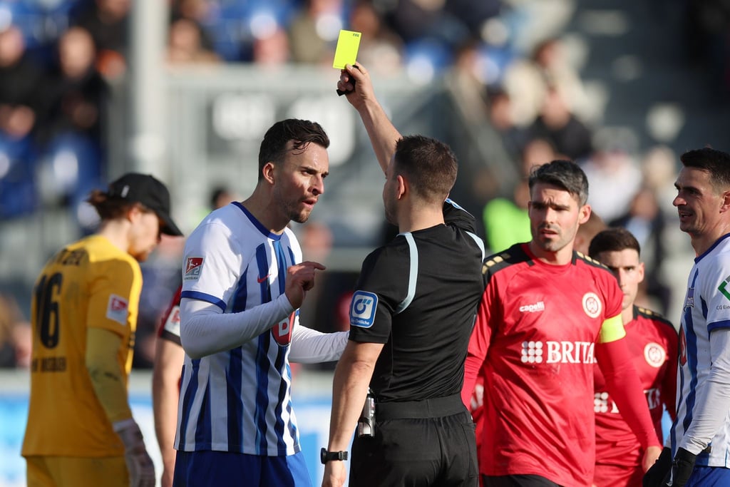 Schiedsrichter Wolfgang Haslberger zeigt Herthas Haris Tabakovic die gelbe Karte.
