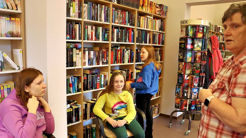 Zu Beginn ihres Besuches sahen sich die Ferienkinder aus dem Jugendhaus Parey in der Bibliothek um.