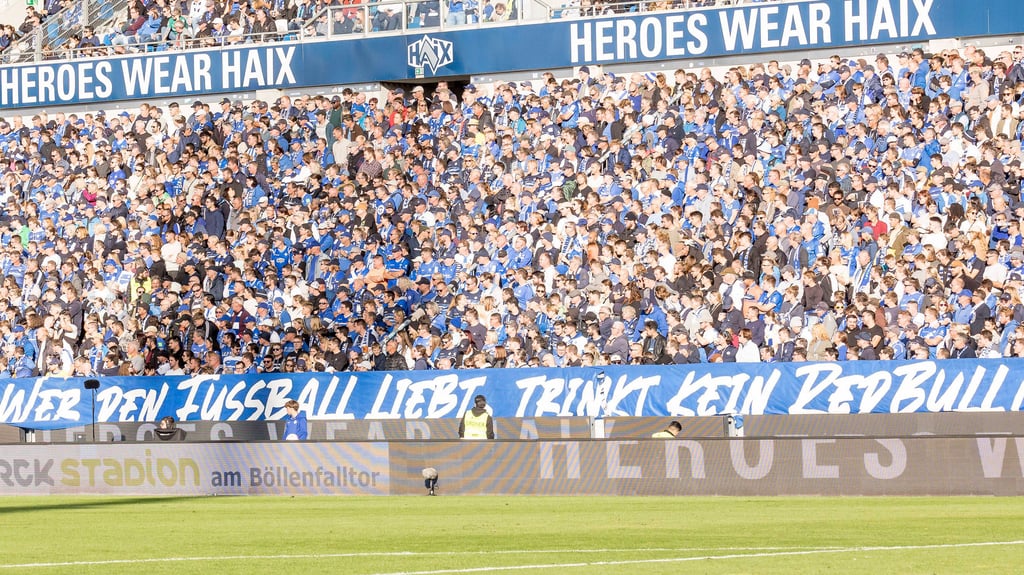 Darmstadt-Fans mit Anti-RB-Plakat.