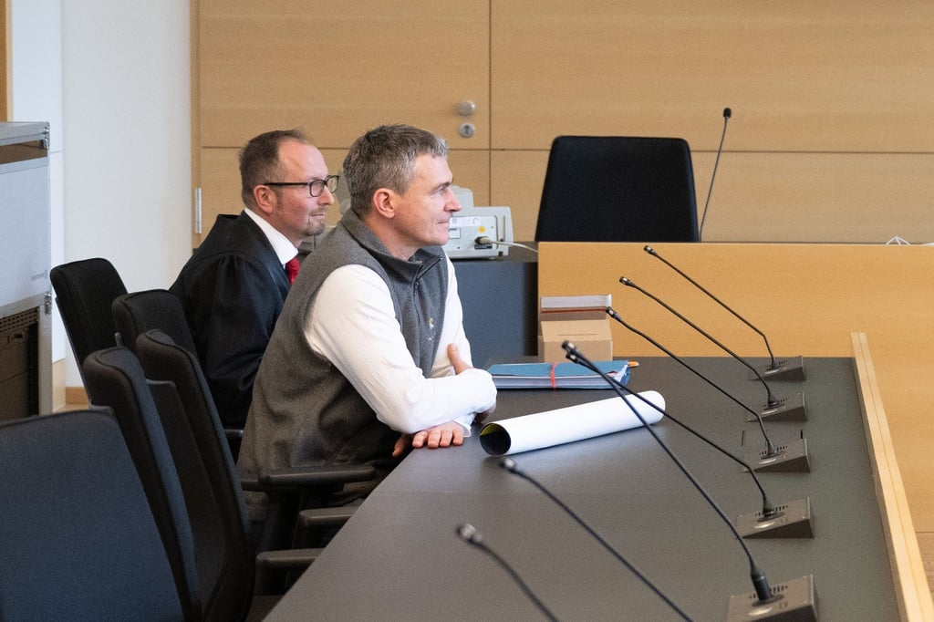 Rico Heinzig (r), Imker, und sein Anwalt Markus Hoffmann sitzen vor Beginn des Prozess im Saal.