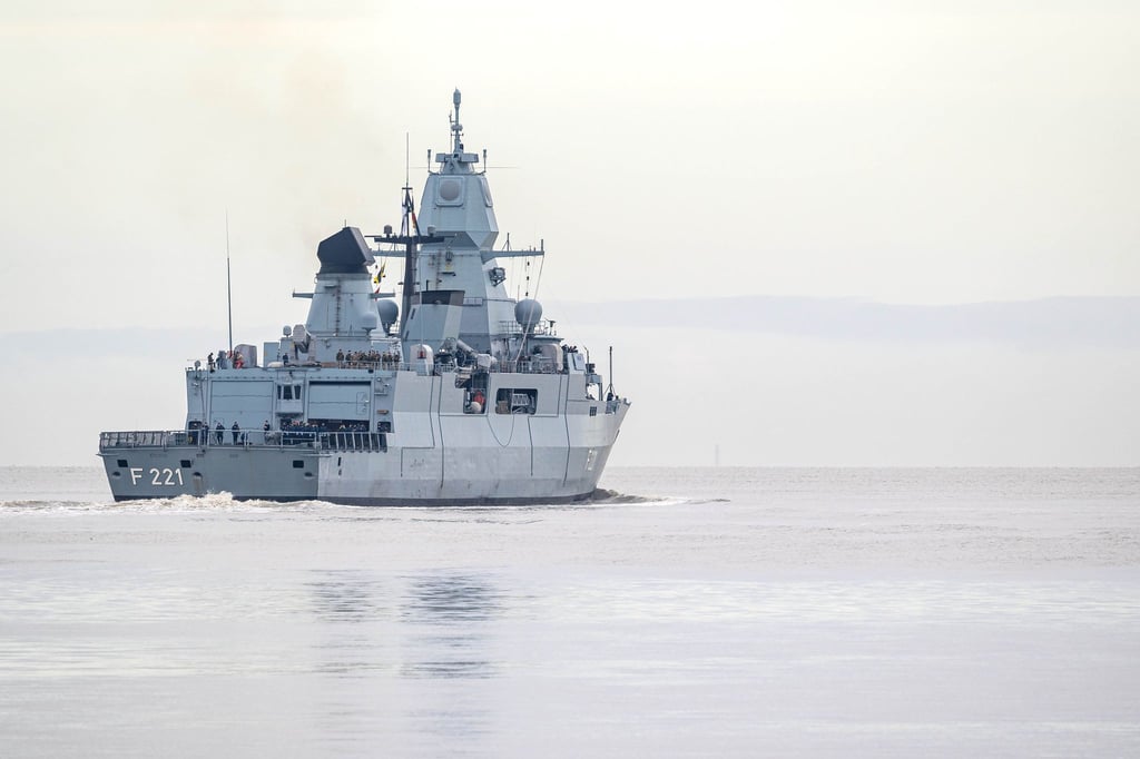 Die Fregatte „Hessen“ läuft aus dem Hafen in Wilhelmshaven aus.